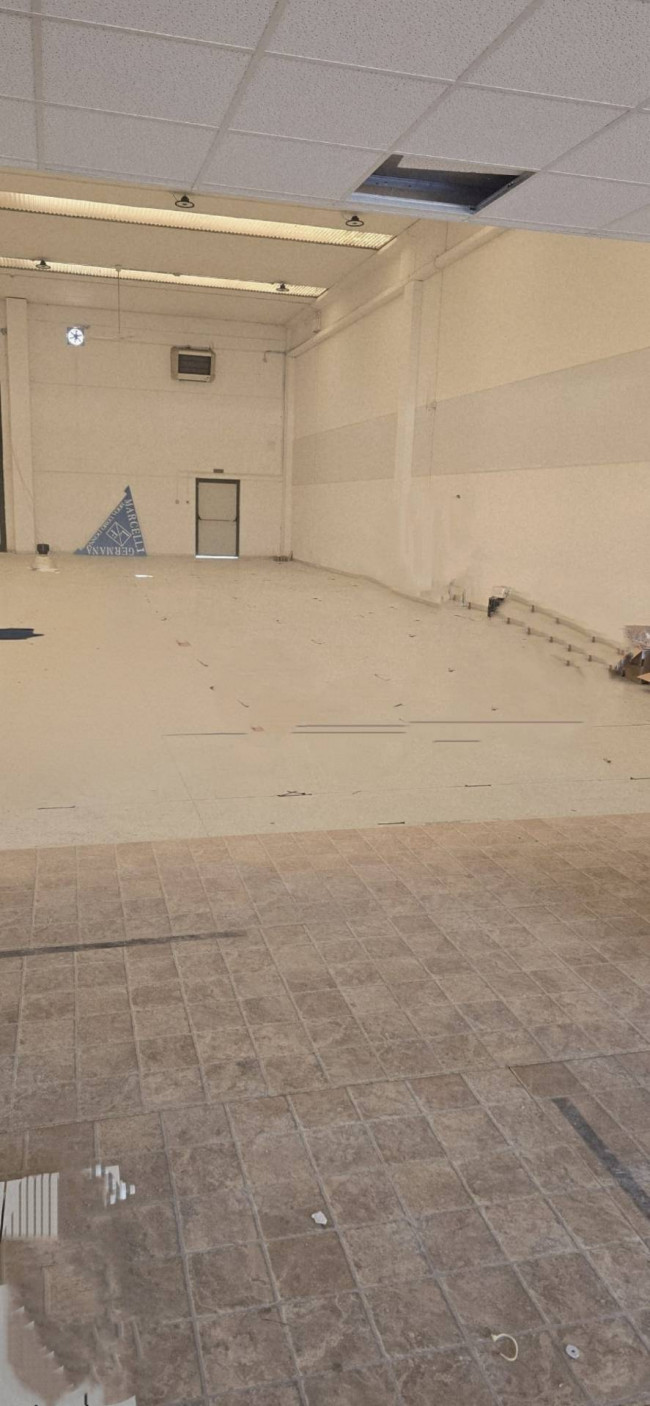 Locale commerciale in affitto a Chieti