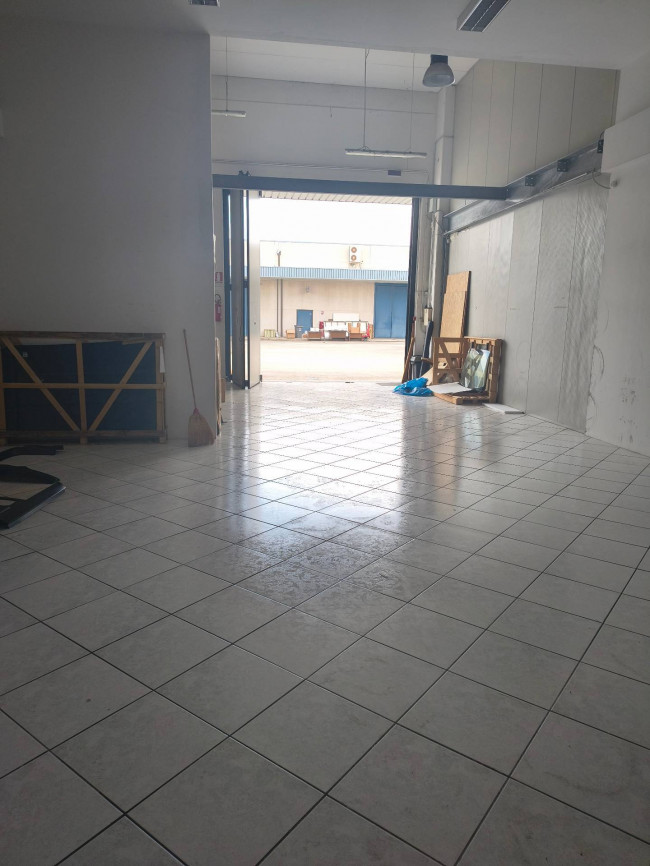 Locale commerciale in affitto a Chieti