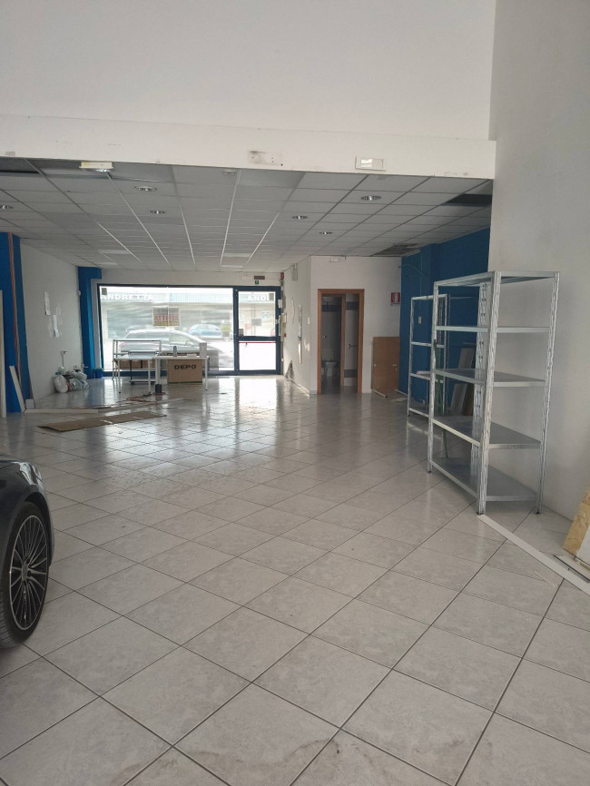 Locale commerciale in affitto a Chieti