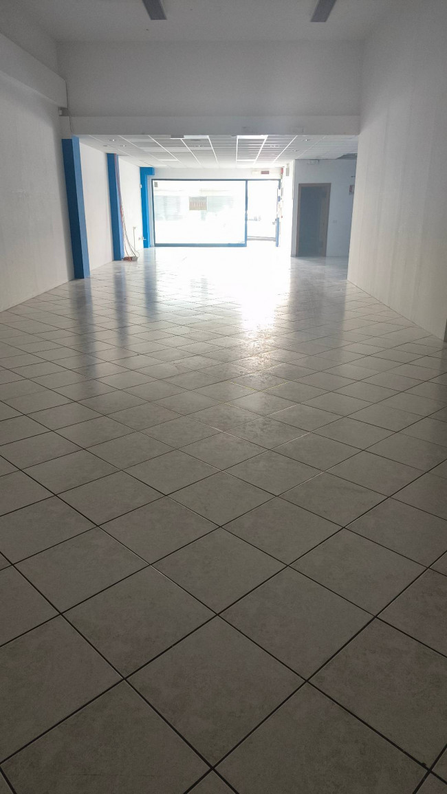 Locale commerciale in affitto a Chieti