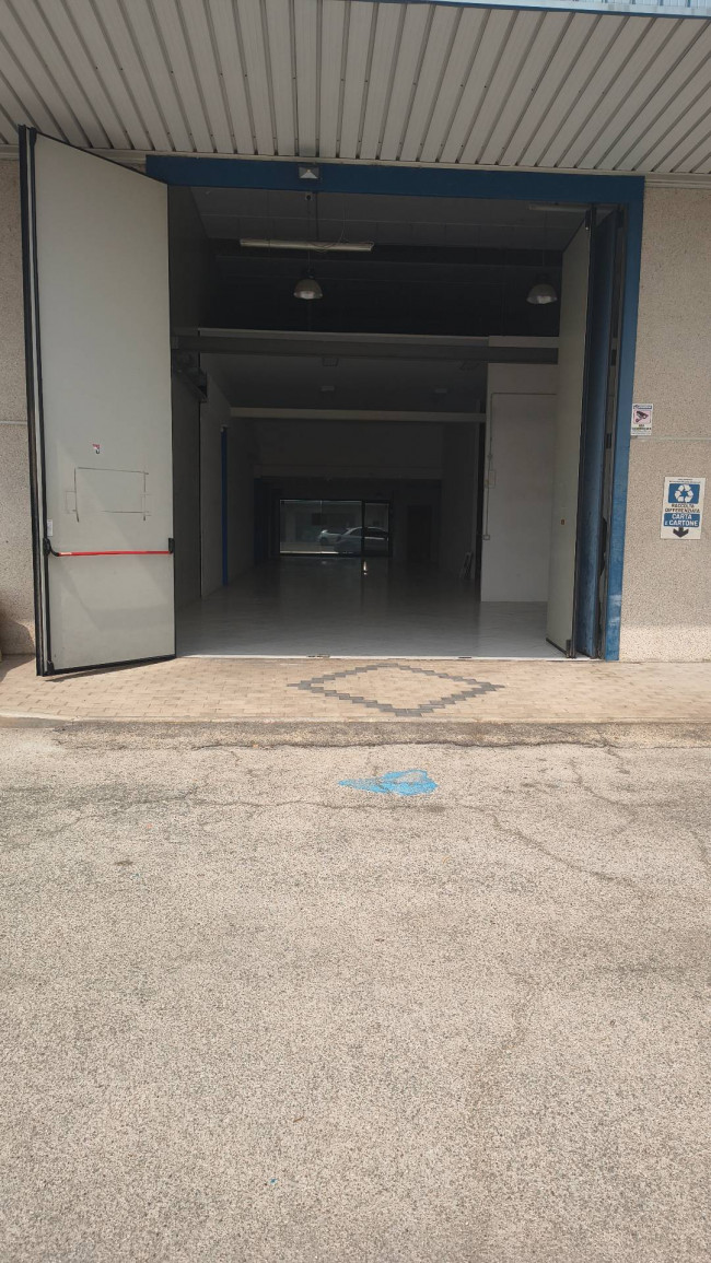 Locale commerciale in affitto a Chieti