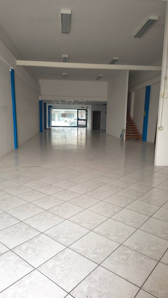Locale commerciale in affitto a Chieti
