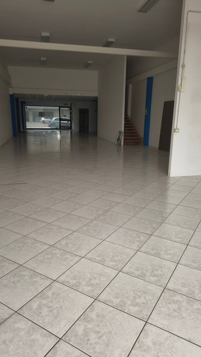 Locale commerciale in affitto a Chieti