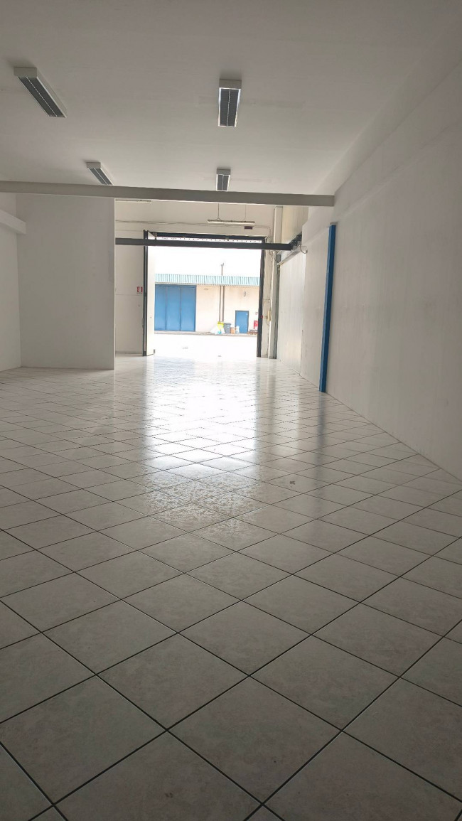 Locale commerciale in affitto a Chieti