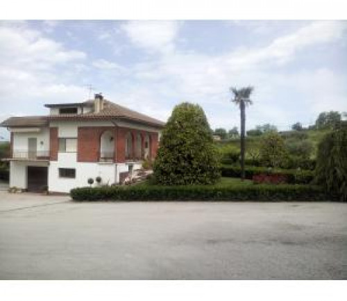 Villa in Vendita a Castignano