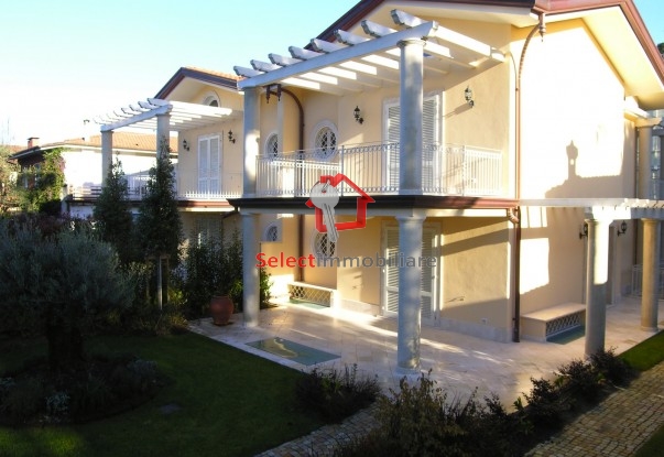 Villa FORTE DEI MARMI vendita  Centro  SELECT IMMOBILIARE