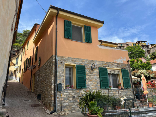 4 locali in Vendita a Diano Arentino