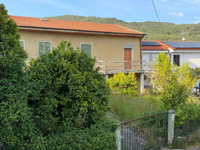 3 locali in Vendita a Diano Arentino