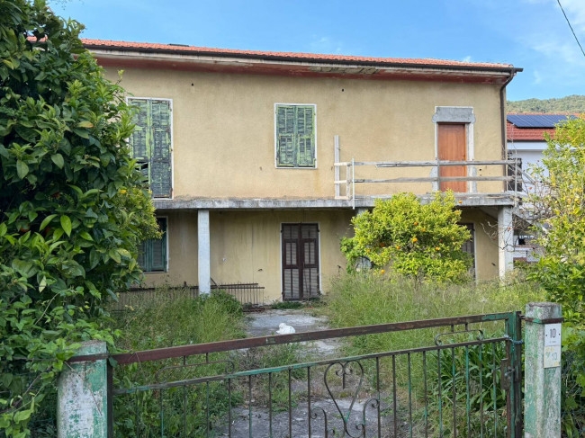 3 locali in Vendita a Diano Arentino