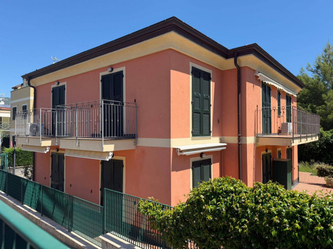 3 locali in Vendita a Diano Castello