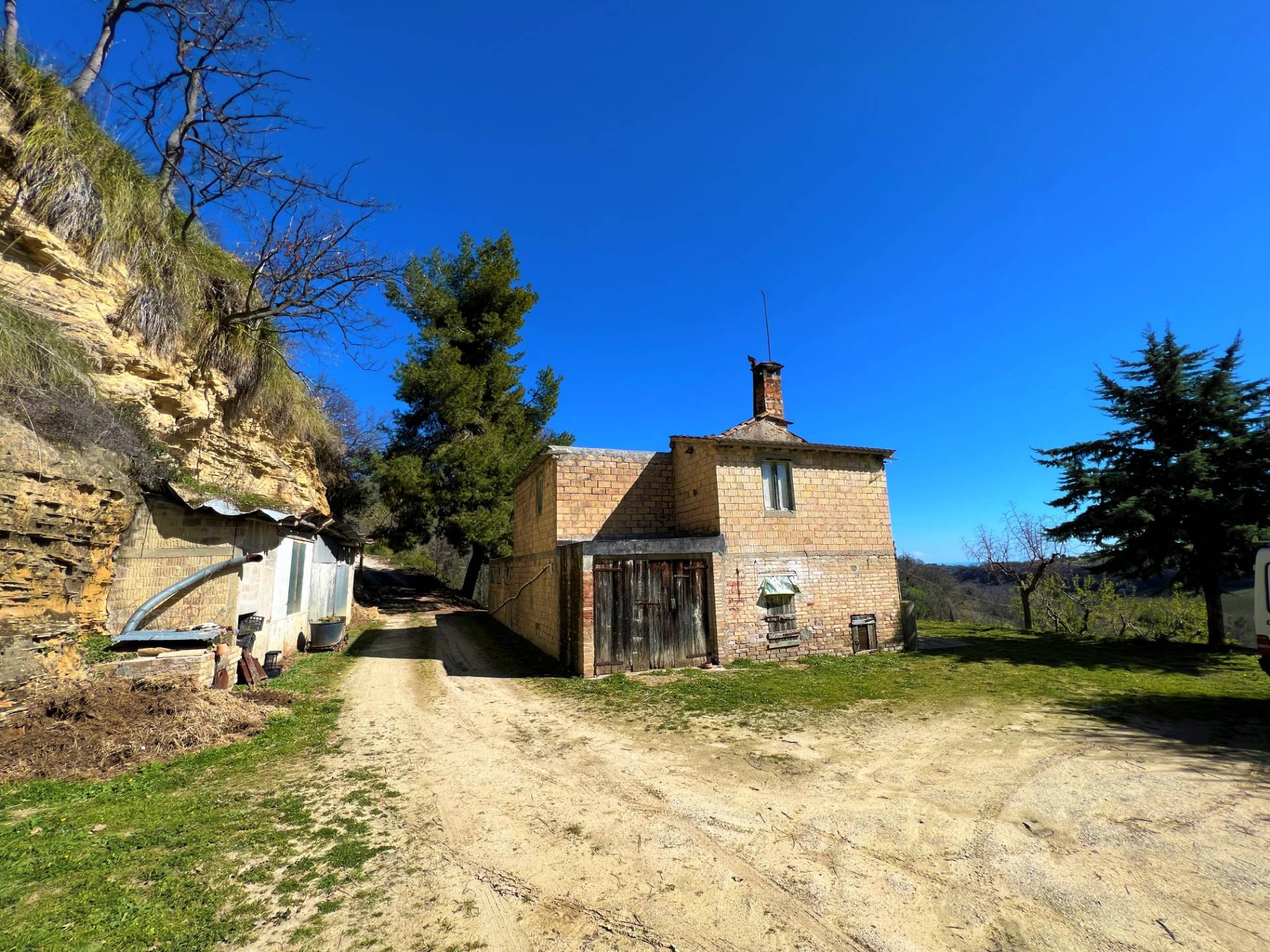 Casa indipendente in vendita a Montefiore Dell'aso (AP)