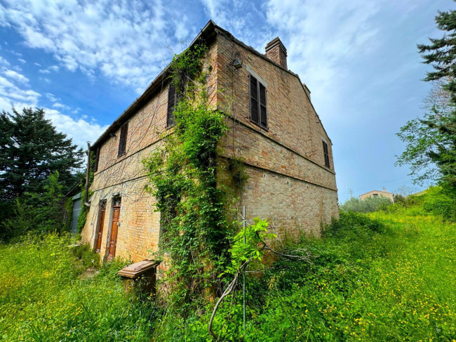 Casa Colonica con Terreno in vendita a Fermo