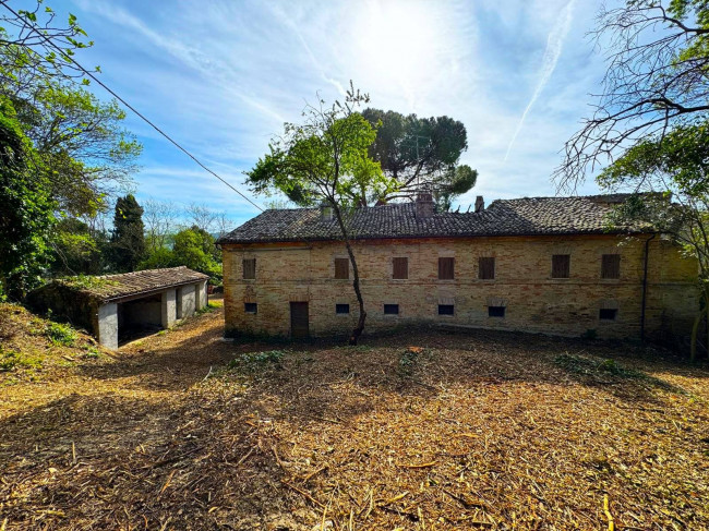 Casa Colonica con Terreno in vendita a Sant'Elpidio a Mare