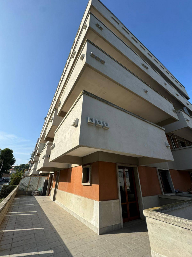 Locale commerciale - artigianale - uffici in vendita a Fermo