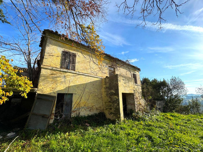 Rudere con terreno in vendita a Montegranaro