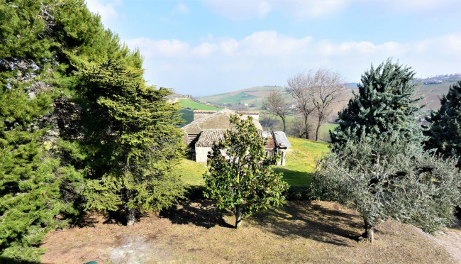 Casa Colonica con Terreno in vendita a Fermo