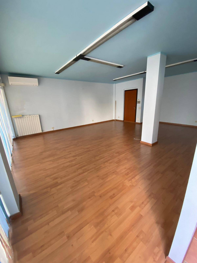 Locale commerciale - artigianale - uffici in vendita a Fermo