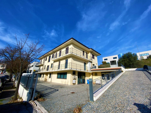 Locale commerciale - artigianale - uffici in vendita a Porto San Giorgio