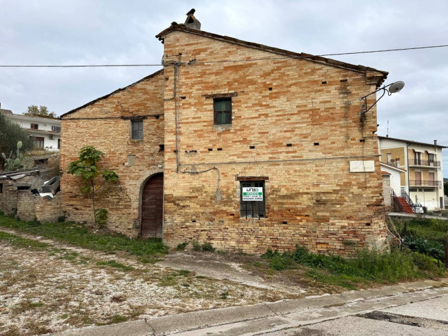 Rudere con terreno in vendita a Monterubbiano