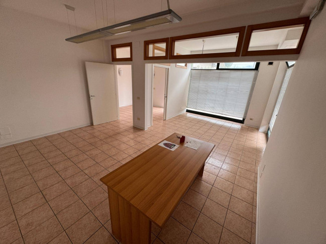 Locale commerciale - artigianale - uffici in affitto a Fermo