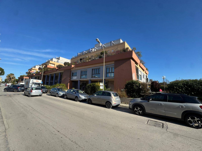 Locale commerciale - artigianale - uffici in vendita a Porto San Giorgio