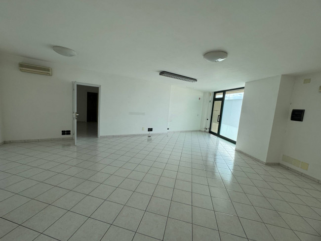 Locale commerciale - artigianale - uffici in affitto a Fermo