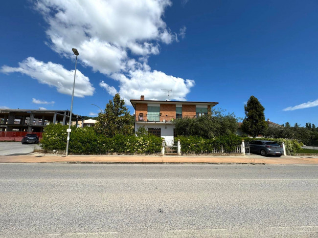 Locale commerciale - artigianale - uffici in affitto a Altidona