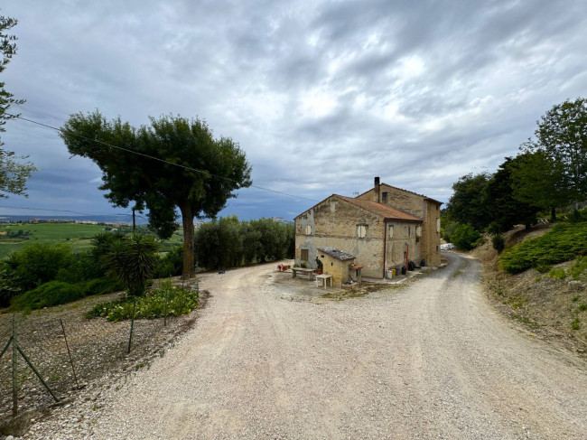 Casa Colonica con Terreno in vendita a Fermo