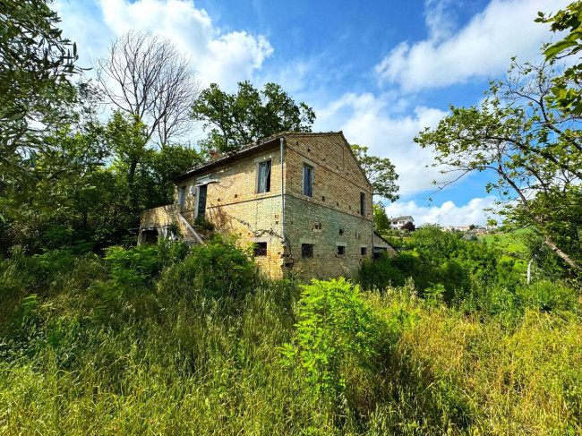Casa Colonica con Terreno in vendita a Fermo