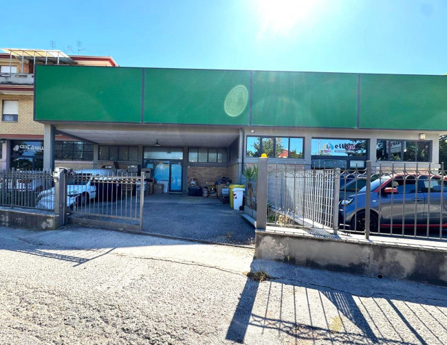 Locale commerciale - artigianale - uffici in vendita a Porto San Giorgio