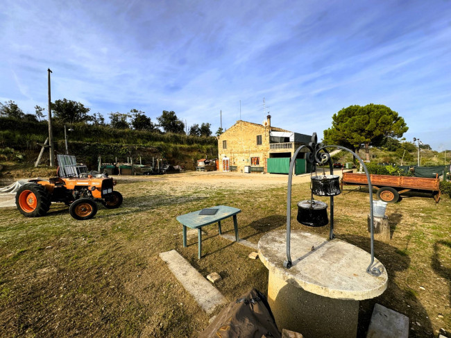 Casa Colonica con Terreno in vendita a Lapedona