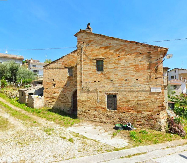 Rudere con terreno in vendita a Monterubbiano