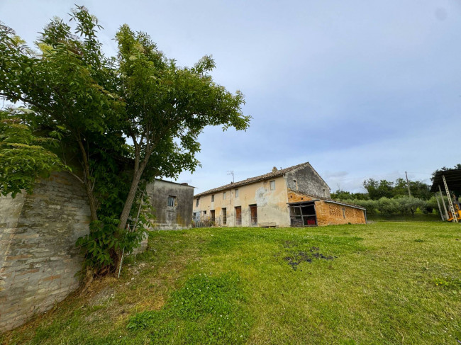 Rudere con terreno in vendita a Torre San Patrizio