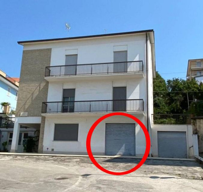 Rimessa in vendita a Fermo