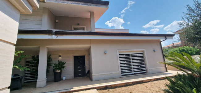 villa Bifamiliare in Vendita a Cisterna di Latina