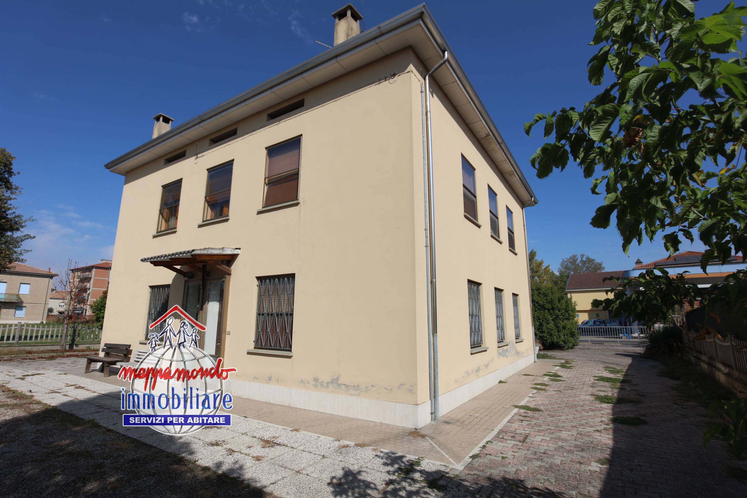 Casa Indipendente in vendita a Cento - foto 1