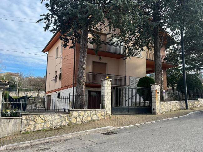 casa indipendente in Vendita a Fabriano