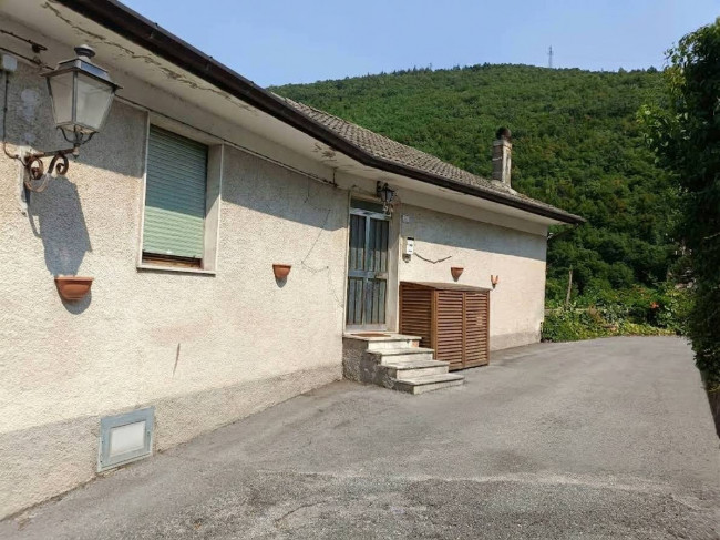 appartamento con ingresso indipendente in Vendita a Fabriano