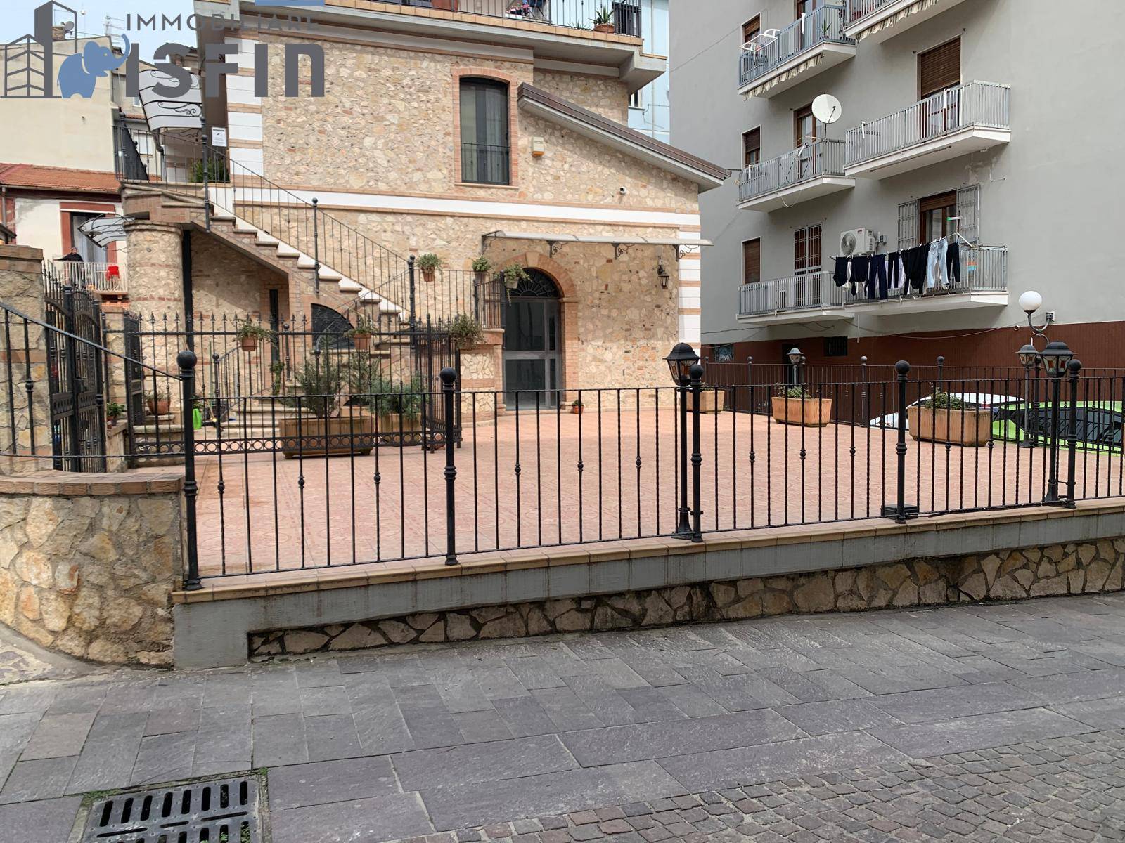 Locale commerciale in affitto a Cosenza