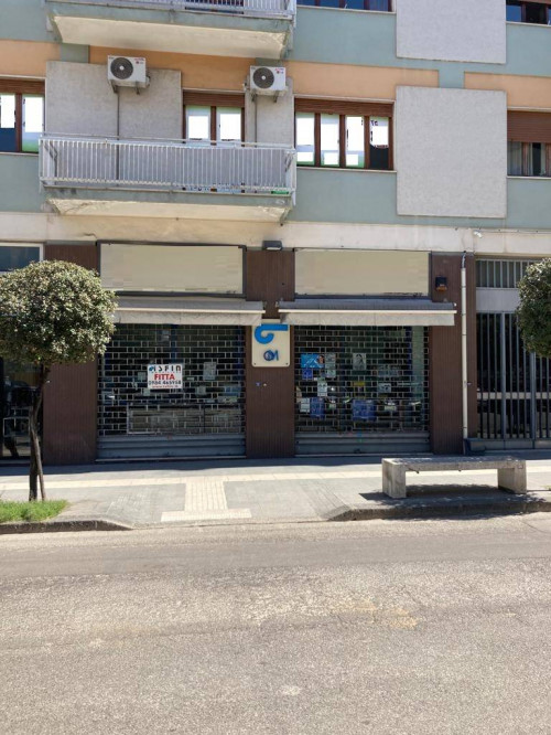 Locale commerciale in vendita a Cosenza