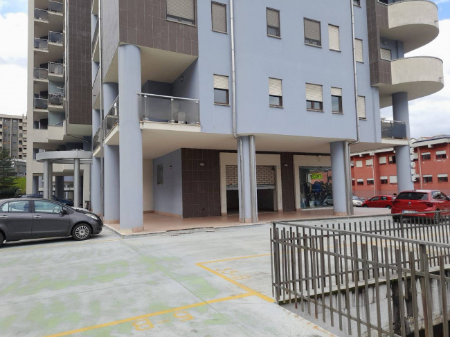 Locale commerciale in vendita a Cosenza