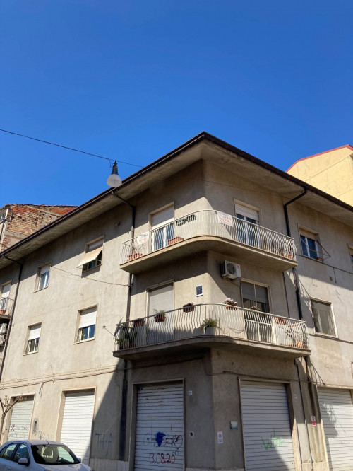 Locale commerciale in affitto a Cosenza