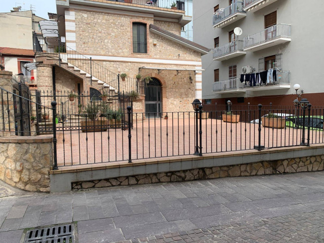 Locale commerciale in affitto a Cosenza