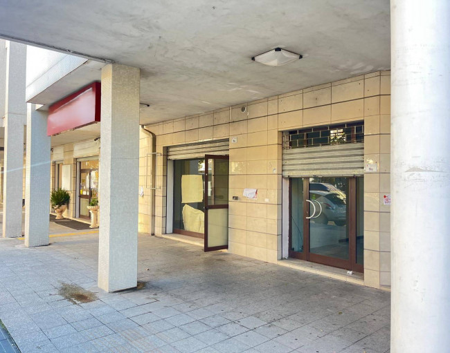 Locale commerciale in affitto a Rende