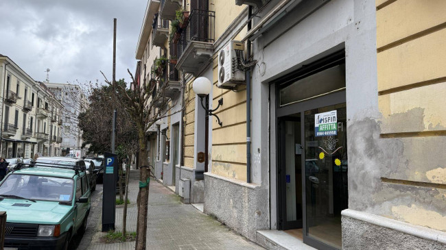 Locale commerciale in vendita a Cosenza