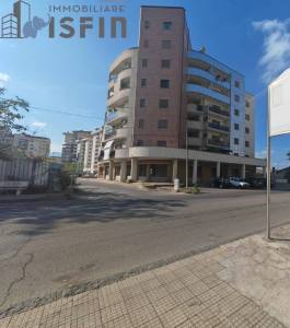 Locale commerciale in affitto a Cosenza