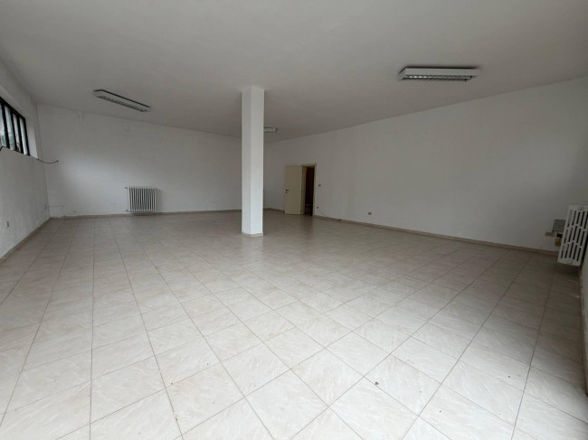 Locale commerciale in vendita a Pescara