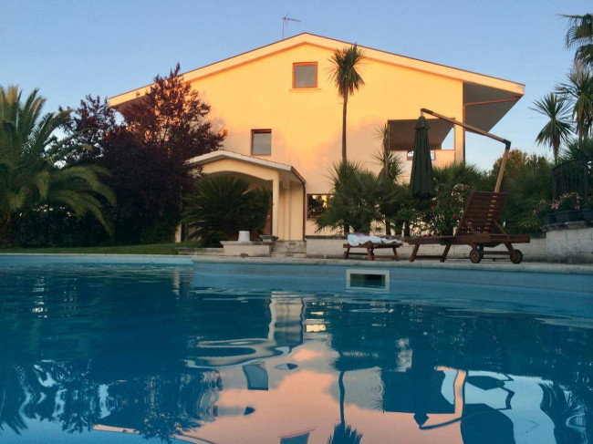 Villa in vendita a Cappelle sul Tavo