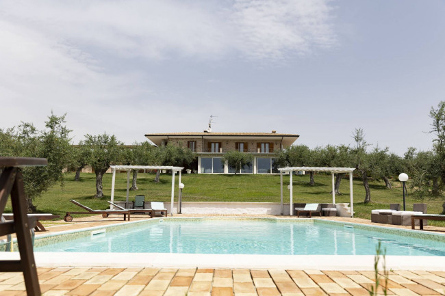 Villa in vendita a Loreto Aprutino