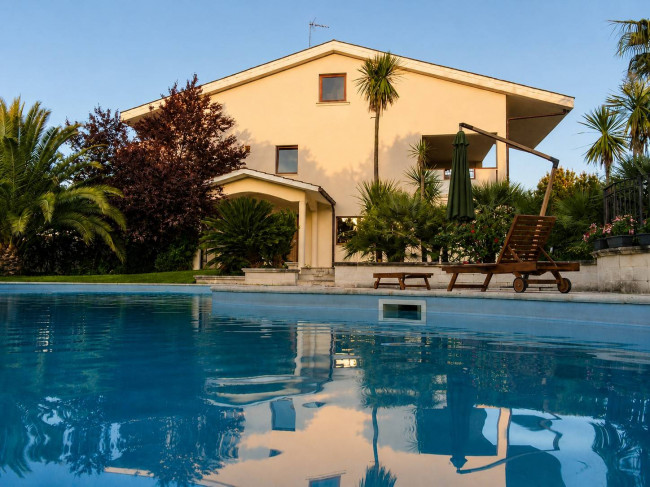 Villa in vendita a Cappelle sul Tavo